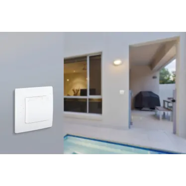 Розетка с заземлением IP44 - Legrand Etika - со шторками с защитной крышкой 16А 250В винтовые зажимы - белая