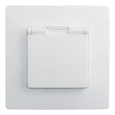 Etika Белый Розетка с заземлением, автозажимные клеммы, IP44 | 672232 | Legrand