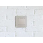 Etika Слоновая кость Розетка с заземлением IP 44 с крышкой и шторками, автозажимные клеммы,16А | 672332 | Legrand