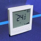 Термостат комнатный цифровой,для 4тр 3ск FCU и 2-поз.клап,5DO бел 220 BS