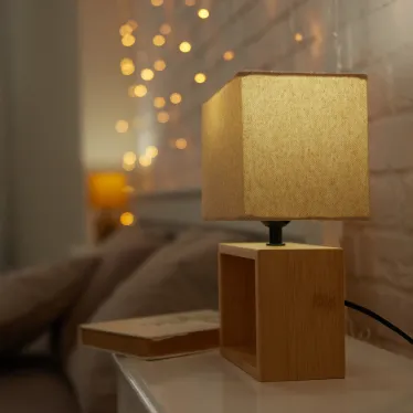 Светильник настольный UML-B401 E27 LIGHT GREY/WOOD декоративный под лампу Е27, 40W. Механический выключатель. Светло-серый. ТМ Uniel