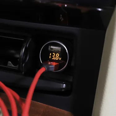 Автозарядка в прикуриватель 2хUSB с дисплеем, АЗУ, 1000+2100 mA, серебристая,
