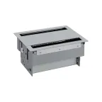                  Simon S400 Двухсторонний Врезной розеточный блок с крышкой, ввод щетка, 6x2P+E, 2 пустых модуля, алюминий, S400 | 46403000-133 | Simon
               
