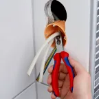 Клещи-стрипперы для популярных круглых проводов и проводов для сырых помещений (в частности NYM 5х25мм) зачистка: 15-25 мм рез: проволока средней твёрдости 31 мм твёрдая проволока 2 мм кабель 10 мм (16 мм) L-165 мм хромированные 2-компонентные р