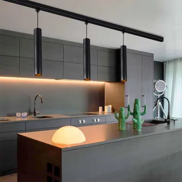 Светильник светодиодный трековый на шинопровод ДПО-10Вт 3000К 600х80 корпус алюминий черный на подвесе 1м IP40