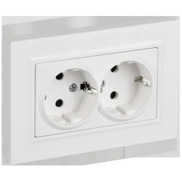 BRITE Розетка 2-местная с заземлением с защитными шторками плоская 16А в сборе РСшПл12-3-БрАБ арктический белый IEK