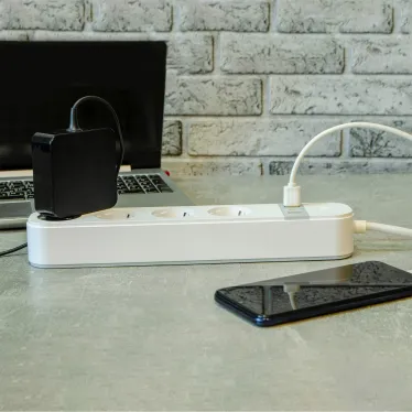 Умный сетевой фильтр Wi-Fi 1.8м ПВС 3х1,5 4 гнезда, с заземлением, 2USB Type-C 5В, 3A 16А До 3680Вт Голосовое управление приложение UnielSmart TM Unie lP-GCL4-1,8 A201/UC/WF WHITE