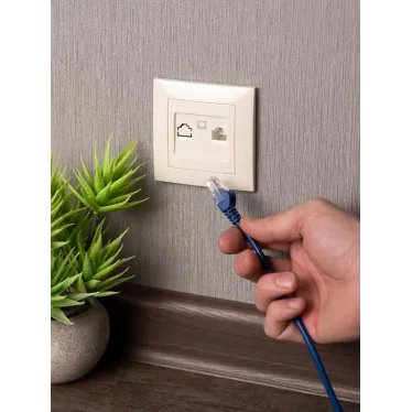 Валенсия розетка компьютерная RJ-45 1-местная кремовая