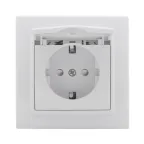 Розетка Минск 1-местная СП с заземлением и крышкой 16А белая защитные шторки