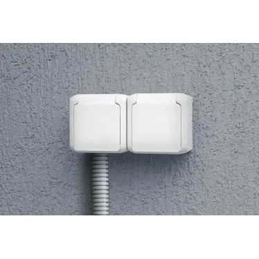 Quteo Розетка двойная с заземлением со шторками наружная IP44 белая