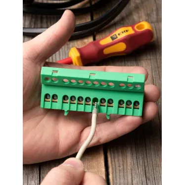 Шина 0 PE (6х9мм) 12 отверстий латунь зеленый изолированный корпус на DIN-рейку PROxima