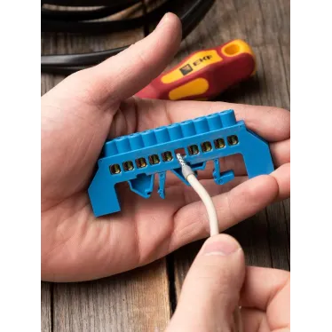 Шина нулевая N 63.10 нейлоновый корпус на DIN-рейку (латунь)