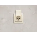 VALENA Розетка с заземлением с крышкой в рамку слоновая кость