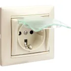 VALENA Розетка с заземлением со шторками с крышкой в рамку слоновая кость