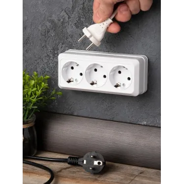 Розетка Рим 3-местная 16А с заземлением белая