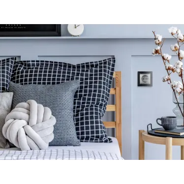 VALENA Розетка с заземлением в рамку алюминий