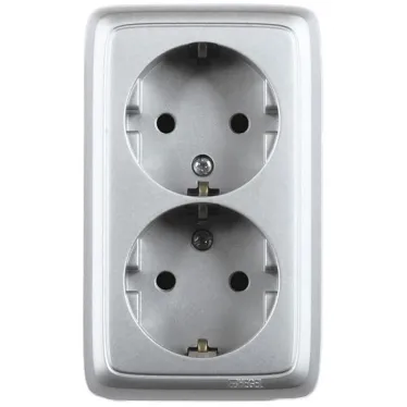 Розетка двойная наружная с заземлением с изоляционной пластиной серебро