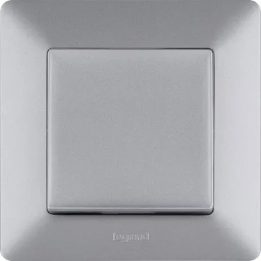 Valena LIFE Переключатель 10АХ 250В с лицевой панелью Безвинтовые зажимы Алюминий