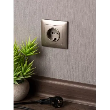 Валенсия лицевая панель розетки 1-местной с/з 16А кашемир с защ. штор.