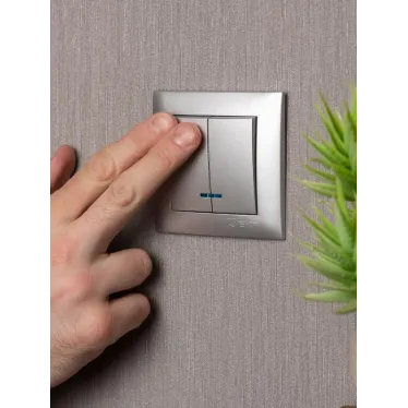 Валенсия лицевая панель выключателя 2-кл. с индикатором 10А сталь