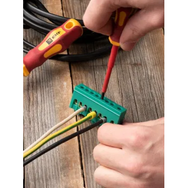 Шина 0 PE (6х9мм) 8 отверстий латунь зеленый изолированный корпус на DIN-рейку PROxima