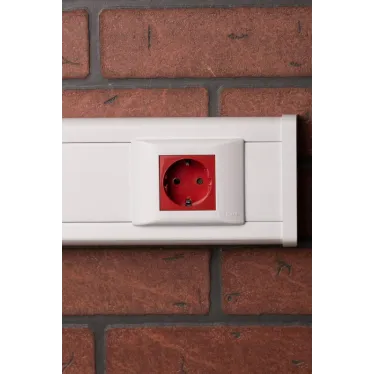 Розетка 45х45 (2 модуля), с заземлением, красная, прямая
