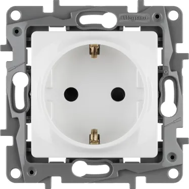 ETIKA Розетка с заземлением со шторками белая