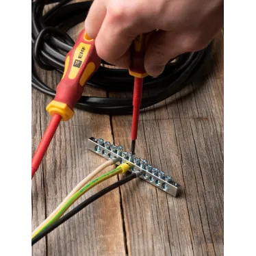 Шина PEN ноль-земля (6x9мм) 12 отв. цинк крепеж покраям