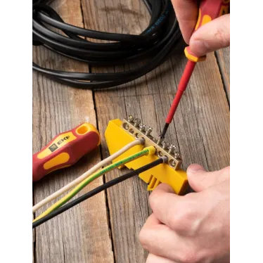 Шина 0 N 6х9мм 8 отверстий латунь желтый изолятор на DIN-рейку PROxima