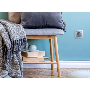 VALENA Розетка с заземлением в рамку алюминий