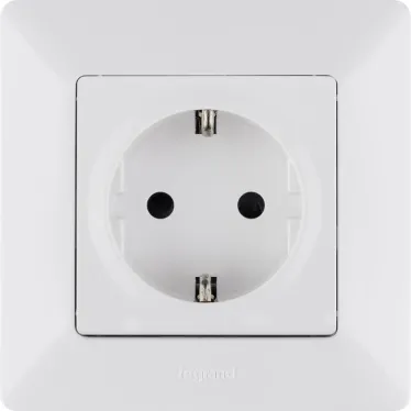 Valena LIFE Розетка силовая 2К+З 16А 250В с лицевой панелью винтовые зажимы белая