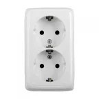 Розетка двойная наружная с заземлением с изоляционной пластиной белая