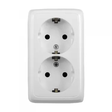 Розетка двойная наружная с заземлением с изоляционной пластиной белая