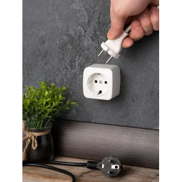 Розетка Минск 1-местная ОП 16А с заземлением белая