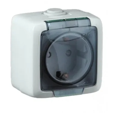 Розетка наружная с заземлением с шторками белая IP44