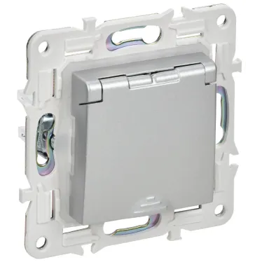 SKANDY Розетка 1-местная с заземлением с защитными шторками и крышкой 16А IP44 SK-R11S серебряный IEK