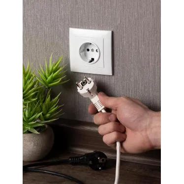 Валенсия розетка 1-местная с/з 16А белая с защ. штор.