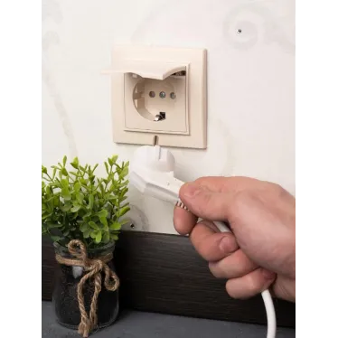 Розетка одноместная СП с заземлением Минск с крышкой 16А бежевая с защитными шторками