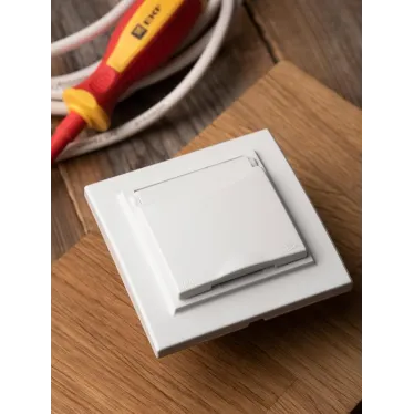 Розетка Минск 1-местная СП с заземлением и крышкой16А белая защитные шторки IP44