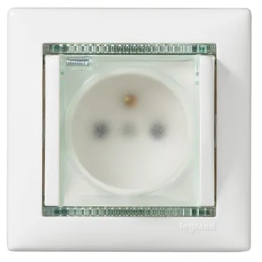 VALENA Розетка с заземлением с крышкой со шторками белая