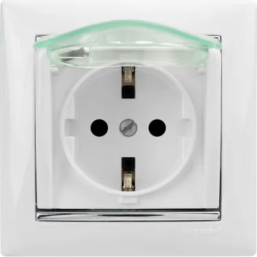 VALENA Розетка с заземлением с крышкой со шторками белая