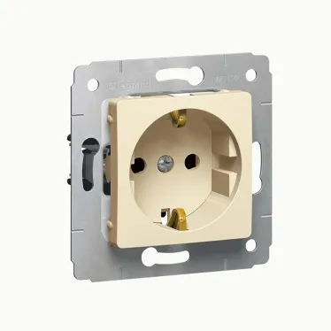 CARIVA Розетка с заземлением со шторками бежевая