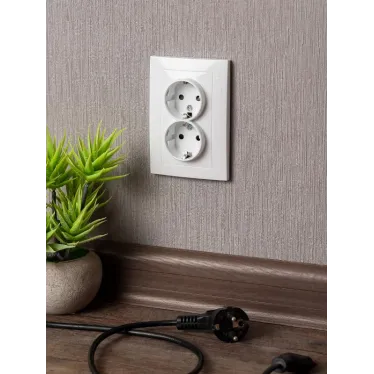 Валенсия розетка 2-местная с/з 16А белая с защ. штор.