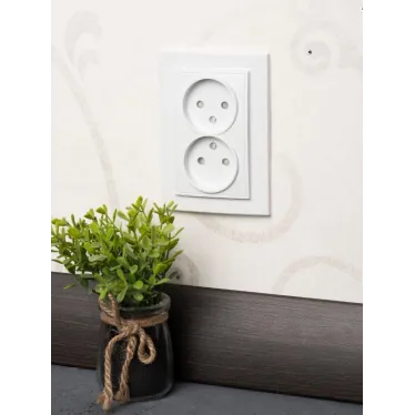 Розетка Минск 2-местная СП без заземления 10А белая защитные шторки