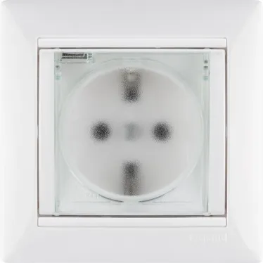 VALENA Розетка с заземлением с крышкой со шторками белая