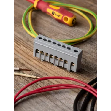 Шина фаза L (6х9мм) 8 отверстий латунь серый изолированный корпус на DIN-рейку PROxima