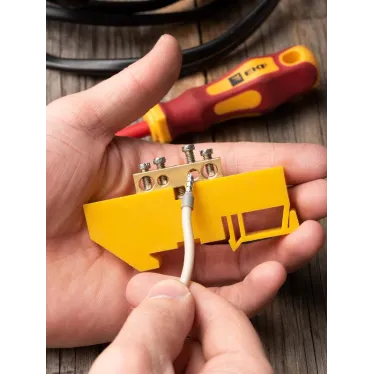 Шина 0 N 6х9мм 4 отверстия латунь желтый изолятор на DIN-рейку PROxima