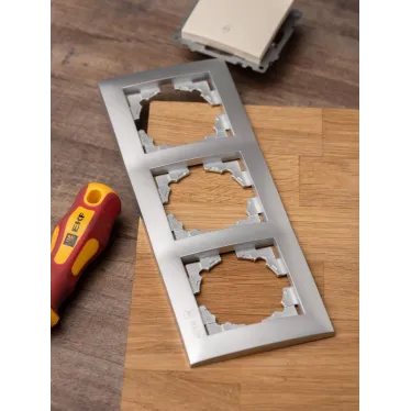 Валенсия Рамка 3-местная сталь