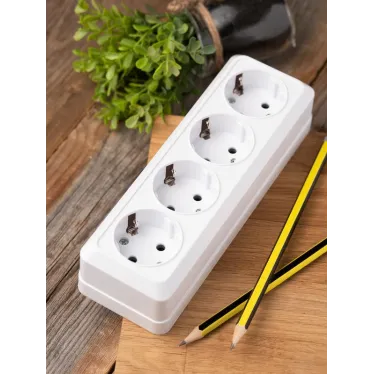 Розетка Рим 4-местная 16А с заземлением белая