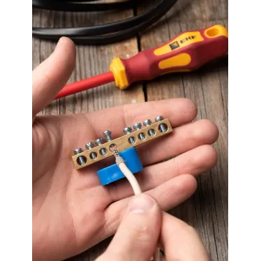 Шина нулевая 63.08 (1-н изолятор стойка) латунь